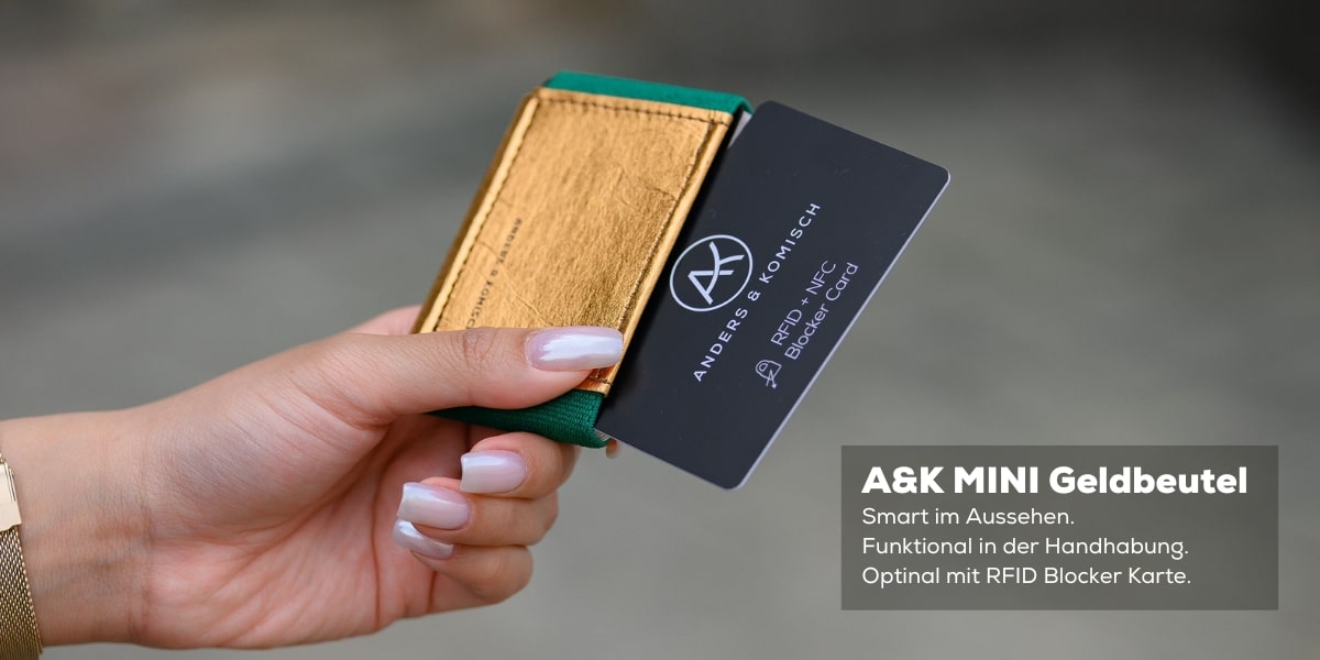 A&K MINI Geldbeutel Damen in Gold/Grün mit der RFID Blocker Karte. Gehalten von einer Damen mit schönen Fingernägeln.